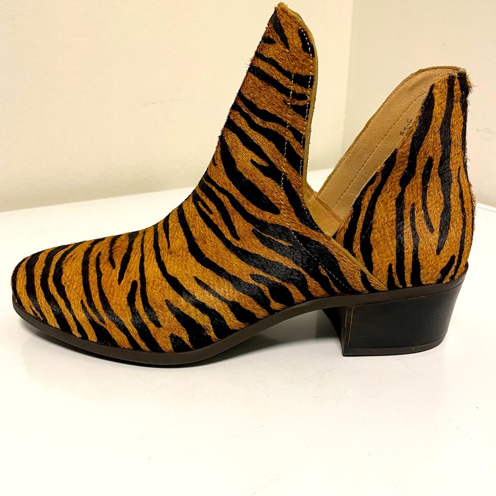 Coconut Leather Real Fur Tiger Print Booties Size 8